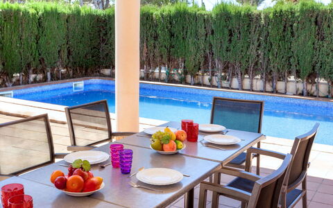 Villa Cala Nova a: Acqua, Tavolo, Pianta, Mobilia, Proprietà, Tavola, Sedia, Azzurro, Piscina, Fiore