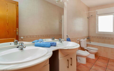 Villa Alguer: Specchio, Rubinetto, Idraulico Fixture, Lavello, Mobiletto Del Bagno, Lavandino Del Bagno, Proprietà, Bagno, Viola, Interior Design