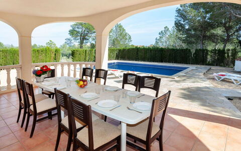 Villa Alguer: Tavolo, Mobilia, Proprietà, Sedia, Pianta, Cielo, Shade, Mobili Da Esterno, Albero, Acqua