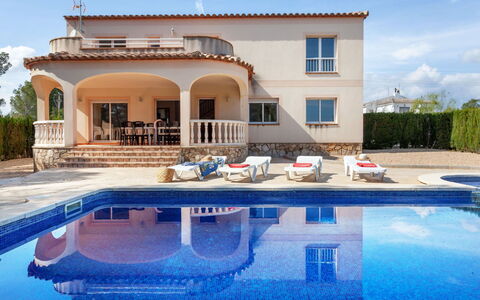 Villa Alguer: Acqua, Cielo, Proprietà, Costruzione, Azzurro, Piscina, Pianta, Albero, Corpo D'Acqua, Tempo Libero