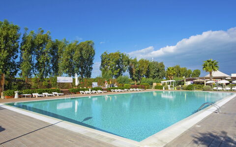 Cecina 250: Acqua, Cielo, Nube, Piscina, Azzurro, Rettangolo, Shade, Albero, Mobili Da Esterno, Materiale Composito
