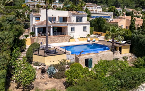 Centauro: Pianta, Acqua, Proprietà, Mobilia, Costruzione, Tavolo, Finestra, Azzurro, Sedia, Interior Design