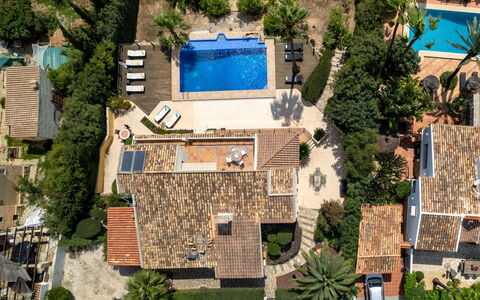Centauro: Pianta, Acqua, Proprietà, Mobilia, Costruzione, Tavolo, Finestra, Azzurro, Sedia, Interior Design