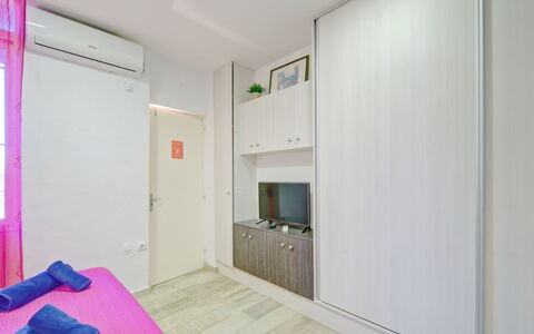 Calpe Calp 914: Costruzione, Televisione, Comfort, Casa, Cabinetry, Elettrodomestico, Pavimentazione, Pavimento, Legna, Soggiorno