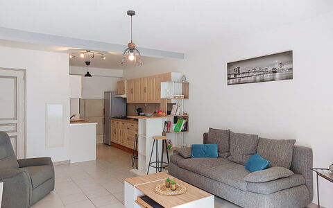 Terrasses de la Mer: Mobilia, Interior Design, Pavimentazione, Pavimento, Divano, Camera, Legna, Soffitto, Soggiorno, Appartamento