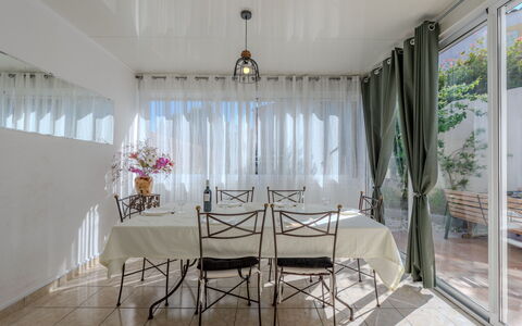 Terrasses de la Mer: Proprietà, Tavolo, Mobilia, Decorazione, Sedia, Illuminazione, Interior Design, Costruzione, Finestra, Shade