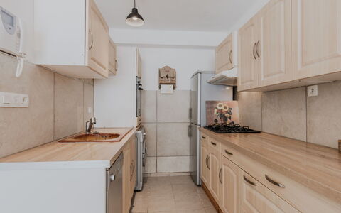 Terrasses de la Mer: Cabinetry, Controsoffitto, Proprietà, Lavello, Cucina, Legna, Lavandino Della Cucina, Costruzione, Interior Design, Illuminazione