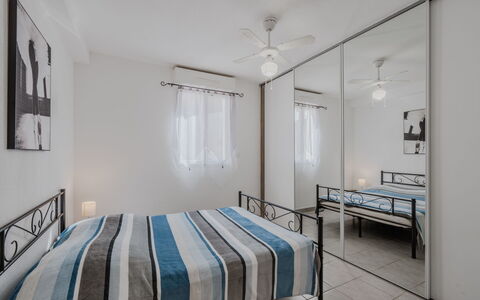 Terrasses de la Mer: Proprietà, Mobilia, Costruzione, Azzurro, Comfort, Cornice, Legna, Architettura, Interior Design