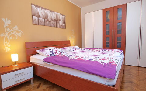 Brodarica 101: Camera Da Letto, Letto, Mobilia, Lenzuolo, Materasso, Camera, Parete, Interior Design, Proprietà, Telaio Del Letto