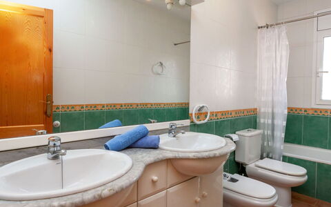 Villa Cala Vidre B: Specchio, Idraulico Fixture, Lavandino Del Bagno, Lavello, Rubinetto, Proprietà, Mobiletto Del Bagno, Bagno, Azzurro, Viola