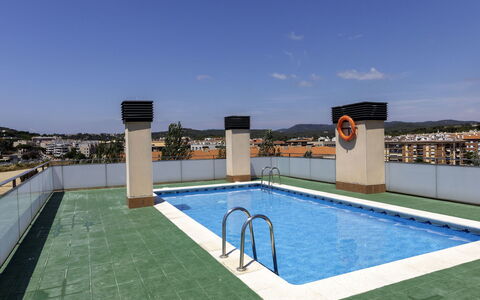 Marina: Acqua, Cielo, Piscina, Rettangolo, Costruzione, Erba, Tempo Libero, Materiale Composito, Pianta, Immobiliare
