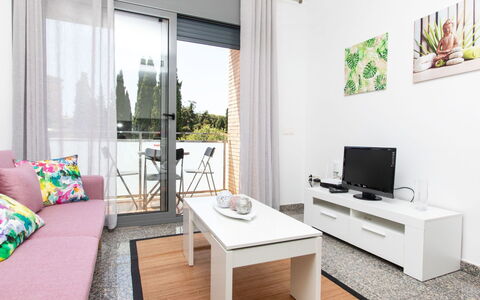 Marina: Mobilia, Proprietà, Divano, Bianca, Comfort, Tavolo, Interior Design, Pavimentazione, Pavimento, Legna