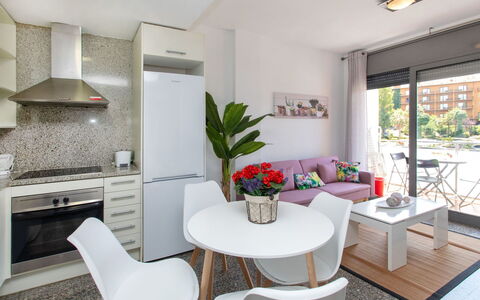 Marina: Tavolo, Pianta, Mobilia, Proprietà, Divano, Pianta Della Casa, Sedia, Interior Design, Architettura, Vaso Di Fiori