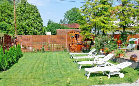Terracotta: Giardino, Proprietà, Erba, Prato, Cortile, Backyard, Casa, Casa, Landscaping, Immobiliare