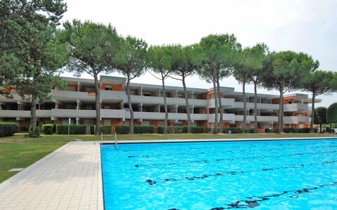 Bibione 450: Acqua, Cielo, Pianta, Proprietà, Piscina, Costruzione, Albero, Nube, Tempo Libero, Corpo D'Acqua