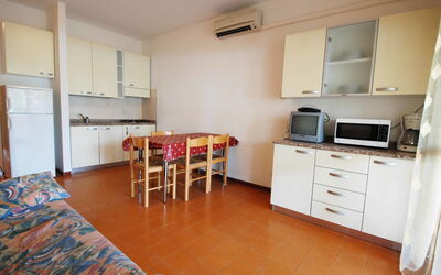 Solarium 450.1: Camera, Proprietà, Mobilia, Pavimento, Costruzione, Cabinetry, Cucina, Latifoglie, Casa, Interior Design