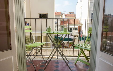 France: Proprietà, Mobilia, Finestra, Pianta, Tavolo, Costruzione, Legna, Interior Design, Sedia