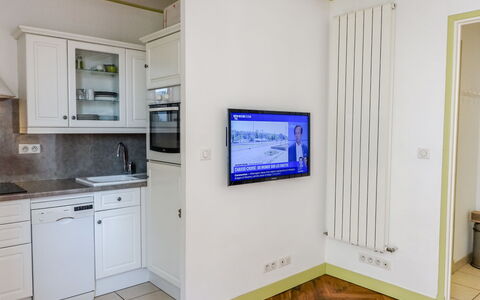 France: Lavandino Della Cucina, Proprietà, Cabinetry, Controsoffitto, Lavello, Legna, Interior Design, Elettrodomestico Da Cucina, Pavimento, Pavimentazione