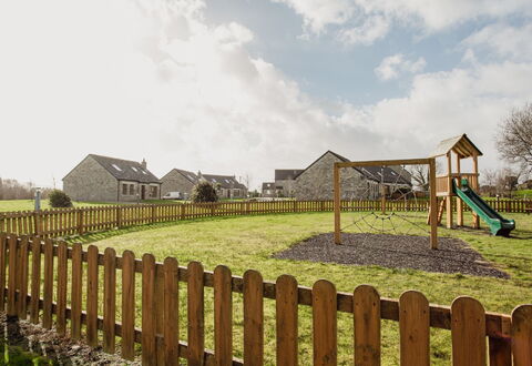 Boardwalk: Acqua, Pianta, Costruzione, Giorno, Proprietà, Cielo, Piscina, Azzurro, Albero, Corpo D'Acqua