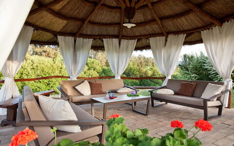 Villa Sant' Angelo: Proprietà, Mobilia, Camera, Interior Design, Costruzione, Casa, Terrazza, Tavolo, Soggiorno, Shade