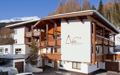 Sölden 510: Cielo, Auto, Proprietà, Finestra, Costruzione, Albero, Veicolo, Pianta, Legna, Ruota