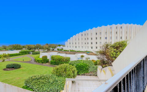 Le Parador: Cielo, Costruzione, Pianta, Albero, Urban Design, Condominio, Recinzione, Facciata, Palazzone, Città