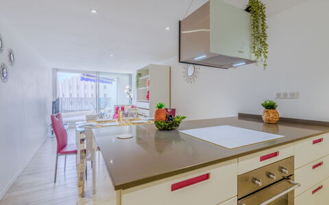 Le Parador: Cabinetry, Mobilia, Proprietà, Costruzione, Tavolo, Controsoffitto, Cassetto, Sedia, Cucina, Interior Design
