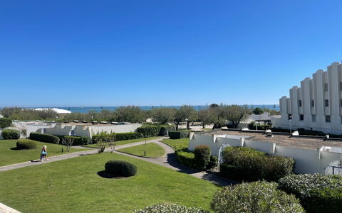 Le Parador: Cielo, Pianta, Giorno, Proprietà, Costruzione, Albero, Lotto, Urban Design, Zona Residenziale, Erba