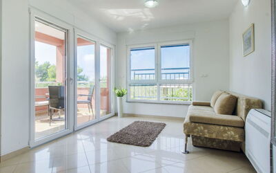 Vodice Jadrija 111: Proprietà, Camera, Mobilia, Interior Design, Costruzione, Immobiliare, Soggiorno, Pavimento, Casa, Casa