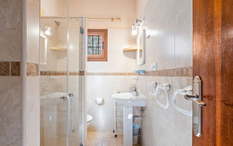 Lisa: Idraulico Fixture, Proprietà, Rubinetto, Bagno, Interior Design, Doccia Bar, Idraulico, Pavimento