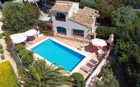 Lisa: Acqua, Proprietà, Costruzione, Piscina, Pianta, Albero, Finestra, Casa, Urban Design, Tempo Libero