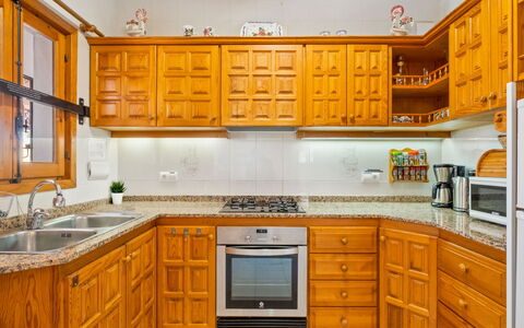 Lisa: Marrone, Controsoffitto, Cabinetry, Lavello, Lavandino Della Cucina, Mobilia, Proprietà, Rubinetto, Cucina, Costruzione