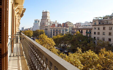 Eixample Esquerre Gran Via Balmes: Punto Di Riferimento, Città, Zona Urbana, Cielo, Giallo, Area Metropolitana, Architettura, Giorno, Costruzione, Albero