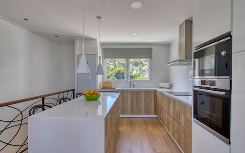Anguilaga: Cabinetry, Controsoffitto, Proprietà, Costruzione, Cucina, Pianta Della Casa, Elettrodomestico Da Cucina, Interior Design, Legna, Lavandino Della Cucina