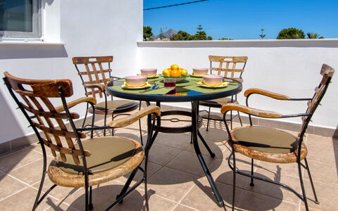 Anguilaga: Tavolo, Mobilia, Cielo, Sedia, Tavolo Esterno, Finestra, Legna, Mobili Da Esterno, Shade, Interior Design