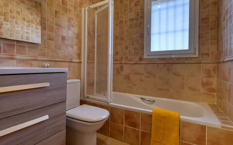 Anguilaga: Vasca Da Bagno, Idraulico Fixture, Proprietà, Finestra, Rubinetto, Bagno, Legna, Viola, Interior Design