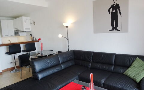 Cogolin 181: Soggiorno, Camera, Mobilia, Divano, Interior Design, Proprietà, Rosso, Casa, Tavolo, Costruzione