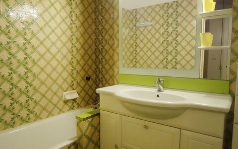 Cogolin 181: Bagno, Camera, Proprietà, Piastrella, Parete, Interior Design, Bagno Accessorio, Mobiletto Del Bagno, Rubinetto, Lavello