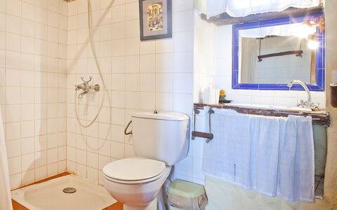 Pepa: Bagno, Camera, Proprietà, Parete, Interior Design, Idraulico Fixture, Casa, Gabinetto, Piastrella, Toilet Seat