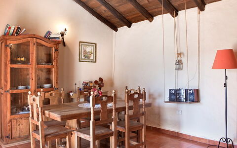Pepa: Camera, Soffitto, Proprietà, Costruzione, Interior Design, Fascio, Mobilia, Casa, Pavimento, Tavolo