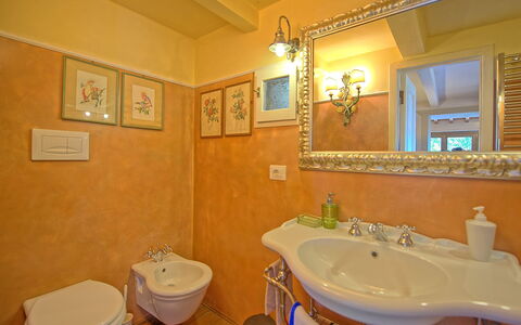 Gellino: Camera, Bagno, Proprietà, Parete, Costruzione, Interior Design, Immobiliare, Idraulico Fixture, Lavandino Del Bagno, Gesso