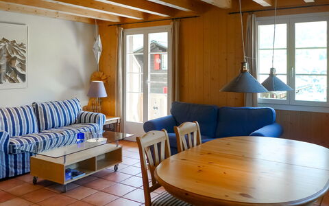 Stähli: Tavolo, Mobilia, Proprietà, Finestra, Legna, Azzurro, Illuminazione, Divano, Interior Design, Sedia