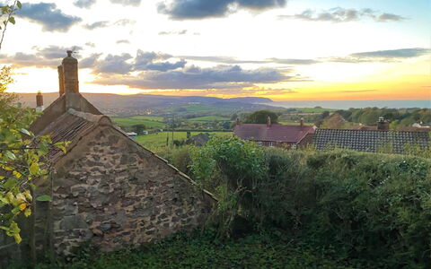 Moonfleat Cottage: Nube, Cielo, Pianta, Ecoregione, Paesaggio Naturale, Costruzione, Highland, Erba, Albero, Cumulo