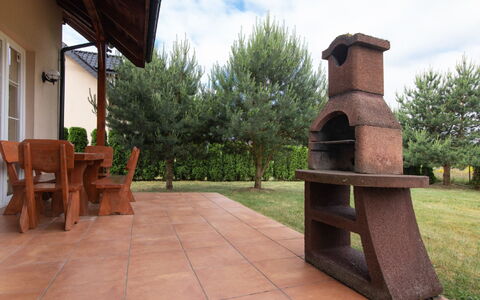 Villa von Valdi: Cielo, Nube, Pianta, Albero, Legna, Lotto, Erba, Shade, Costruzione, Sedia
