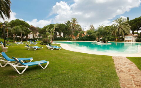 El Presidente: Piscina, Proprietà, Ricorrere, Erba, Tempo Libero, Cielo, Lettino, Mobili Da Esterno, Prato, Immobiliare