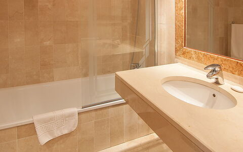 El Presidente: Bagno, Piastrella, Proprietà, Rubinetto, Pavimento, Parete, Camera, Lavello, Idraulico Fixture, Lavandino Del Bagno