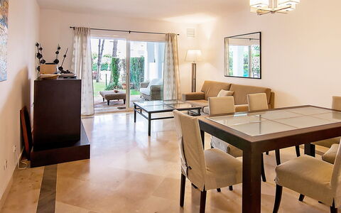 El Presidente: Camera, Mobilia, Proprietà, Sala Da Pranzo, Interior Design, Pavimento, Tavolo, Costruzione, Immobiliare, Soffitto