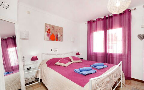 Isis: Camera Da Letto, Letto, Mobilia, Camera, Proprietà, Rosa, Lenzuolo, Interior Design, Telaio Del Letto, Bedding