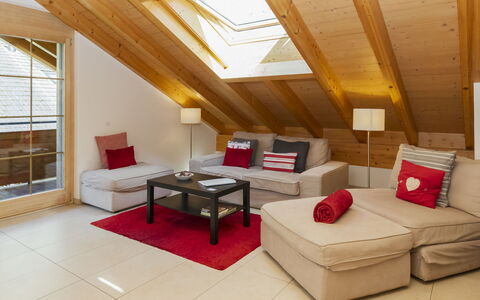 Staubbach: Interior Design, Mobilia, Pavimentazione, Soffitto, Pavimento, Camera, Divano, Soggiorno, Attico, Sedia