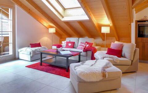 Staubbach: Mobilia, Divano, Comfort, Cuscino, Finestra, Illuminazione, Arancia, Interior Design, Legna, Costruzione